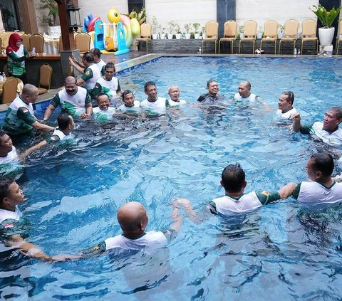 Saking semangatnya, terlihat Dudung sampai berendam bareng teman-temannya di kolam renang. Tampak senyuman bahagia Dudung terpancar di wajahnya. <br>