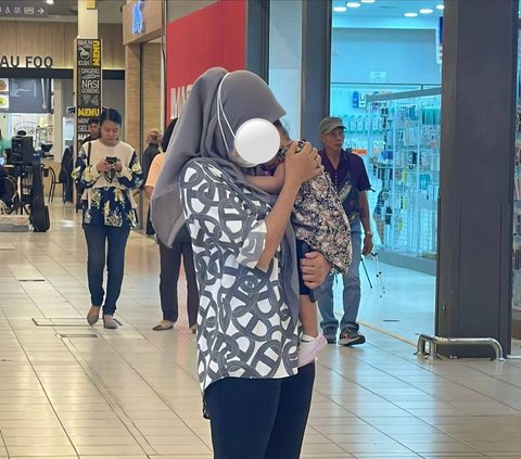 Touching Moment of a Little Child Suddenly Asking to Be Carried by a Store Employee Before Embracing Her Tightly, The Story Behind It Will Make You Cry