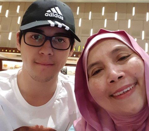 The Story Behind Maxime Bouttier's Decision to Bring His Late Mother to Live at Luna Maya's House After Treatment at the Hospital