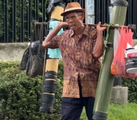 Viral Bapak Penjual Air Aren Ini Tetap Semangat Berjualan Meski Pundaknya Sakit, Aksi Security Banjir Pujian