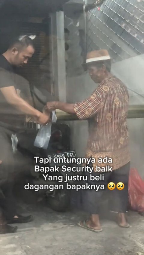 Viral Bapak Penjual Air Aren Ini Tetap Semangat Berjualan Meski Pundaknya Sakit, Aksi Security Banjir Pujian