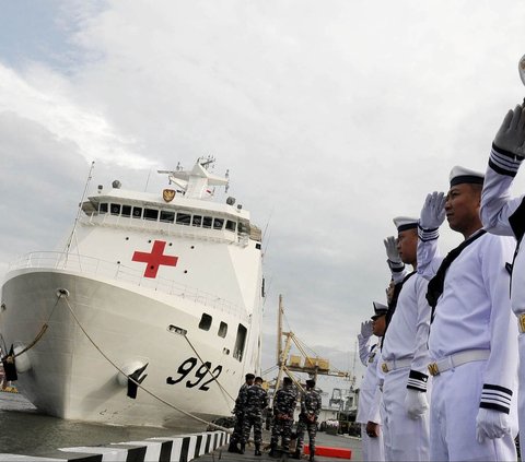 FOTO: Momen Kapal Rumah Sakit TNI AL KRI dr. Radjiman Antar Bantuan Kemanusiaan ke Palestina