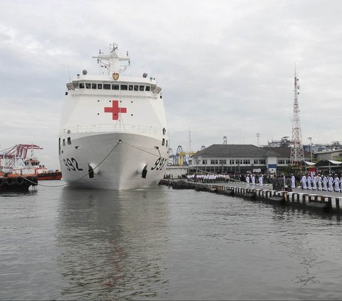 FOTO: Momen Kapal Rumah Sakit TNI AL KRI dr. Radjiman Antar Bantuan Kemanusiaan ke Palestina