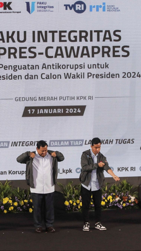 Gibran Sigap Bantu Prabowo Kenakan Jaket Pemberian KPK