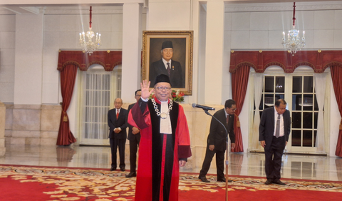 Sebelumnya, Presiden Joko Widodo atau Jokowi menyaksikan pengucapan sumpah dan janji Asrul Sani sebagai Hakim Mahkamah Konstitusi (MK) RI di Istana Negara, Jakarta, Kamis (18/1). 