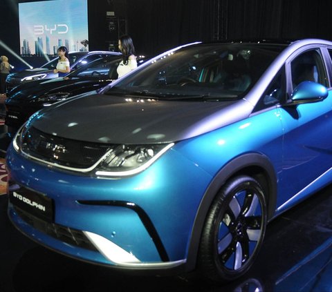 Raksasa otomotif asal China, Build Your Dreams (BYD) akhirnya resmi memulai petualangan barunya di pasar otomotif Indonesia. Hal itu ditandai dengan peluncuran mobil listrik yang akan dipasarkan di RI, pada Kamis (18/1/2024).