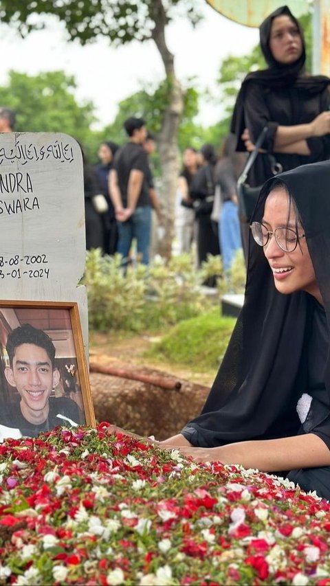 Potret Haru Putri Cantik Dede Yusuf Menangis di Makam Sang Kekasih yang Meninggal di Usia Muda