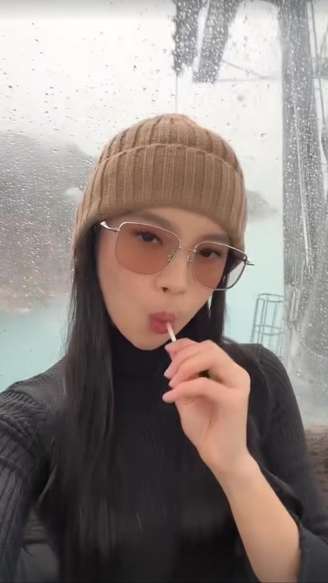 Baru-baru ini Lyodra mengunggah di Instagram Story jika dirinya sedang menikmati waktu naik gondola. Meski Korea sedang turun hujan, Lyodra tampak tak terganggu dengan cuaca dingin ini.