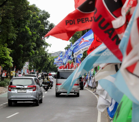 Deretan alat peraga kampanye yang dipasang tak sesuai aturan dan merusak pemandangan ibu kota masih menghiasi sejumlah titik jalan raya.