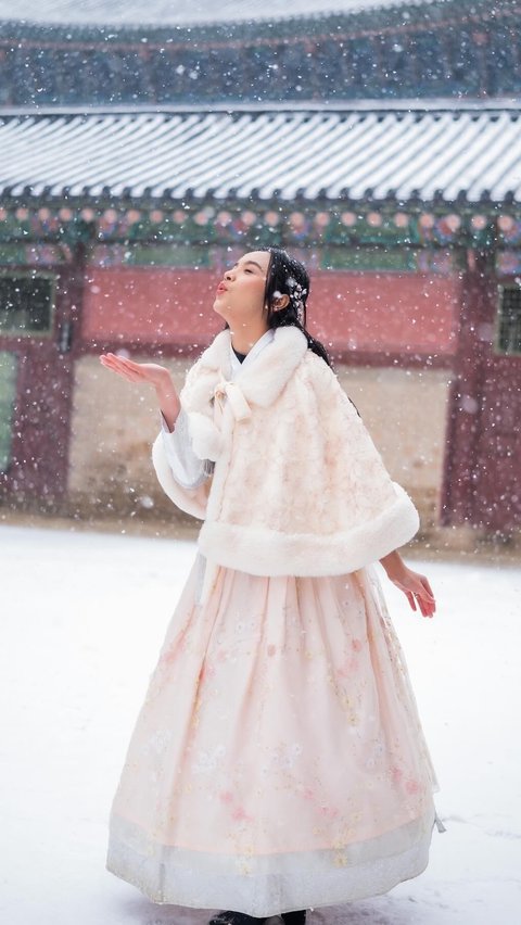 Ketika menjajal Hanbok, cuaca tiba-tiba turun hujan salju. Kesempatan ini tak disia-siakan Lyodra. Juara 1 Indonesia Idol ini memilih mengambil banyak foto di momen spesial ini.