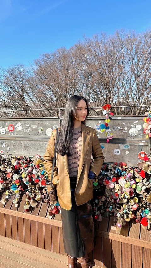 Namsan Tower juga menjadi salah satu destinasi wisata Korea yang dikunjungi Lyodra. Menara dengan banyak gembok cinta ini diabadikan Lyodra dalam beberapa potret.