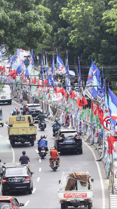 Alat peraga kampanye yang mendominasi itu terdiri dari bendera, poster hingga yang berukuran besar seperti spanduk dan baliho dipasang di titik yang dianggap strategis.<br>Foto liputan6.com / Herman Zakharia<br>