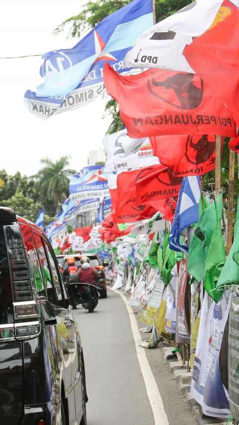 Penampakan APK yang menghiasi kawasan Dr Saharjo, Jakarta Selatan, Kamis (18/1/2024).<br>Foto liputan6.com / Herman Zakharia<br>