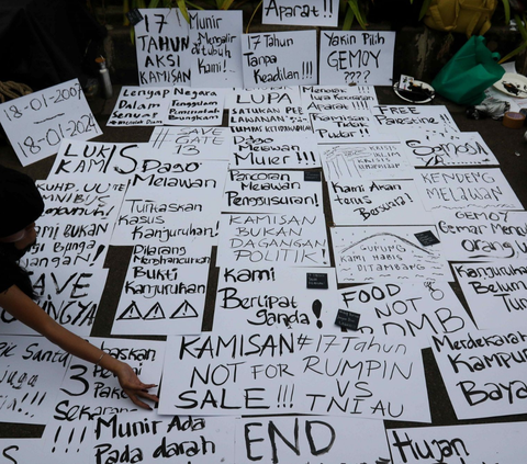Aktivis dan pegiat Hak Asasi Manusia (HAM) menggelar unjuk rasa 17 Tahun Aksi Kamisan di depan Istana Negara, Jakarta, Kamis (18/1/2024).