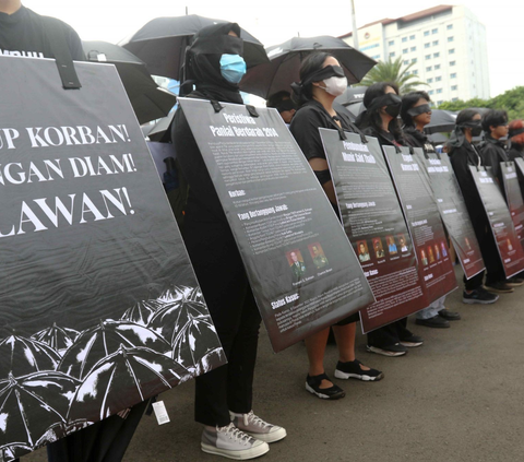 FOTO: Unjuk Rasa Aktivis HAM Berdiam Diri dan Menutup Mata Memperingati 17 Tahun Aksi Kamisan di Istana Negara