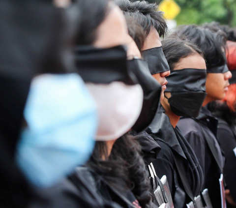 FOTO: Unjuk Rasa Aktivis HAM Berdiam Diri dan Menutup Mata Memperingati 17 Tahun Aksi Kamisan di Istana Negara