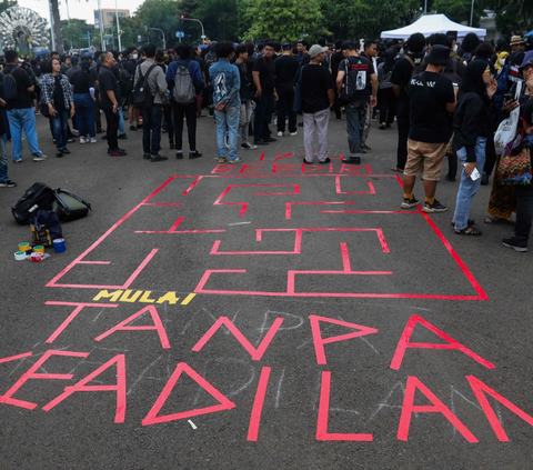 FOTO: Unjuk Rasa Aktivis HAM Berdiam Diri dan Menutup Mata Memperingati 17 Tahun Aksi Kamisan di Istana Negara