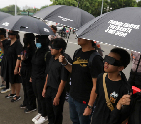 FOTO: Unjuk Rasa Aktivis HAM Berdiam Diri dan Menutup Mata Memperingati 17 Tahun Aksi Kamisan di Istana Negara