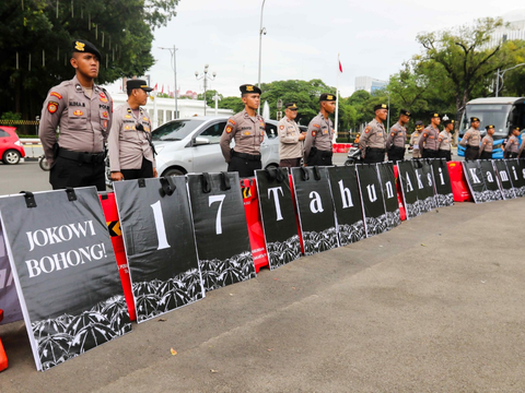 FOTO: Unjuk Rasa Aktivis HAM Berdiam Diri dan Menutup Mata Memperingati 17 Tahun Aksi Kamisan di Istana Negara