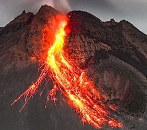 Gunung Merapi Semburkan 2 Kali Awan Panas Guguran Sejauh 2,4 Km Malam Ini