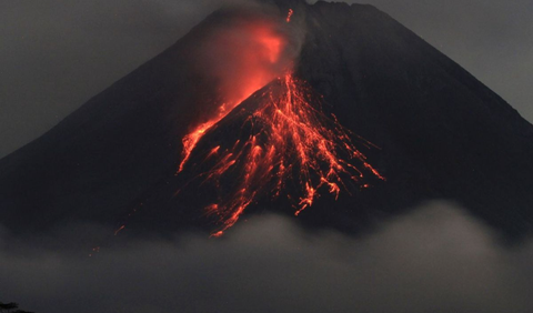 Agus menambahkan sejak pukul 21.07 WIB terjadi hujan di puncak Gunung Merapi. <br>