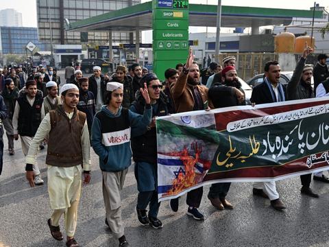 FOTO: Kondisi Iran Usai Serangan Balasan Pakistan, Banyak Bangunan Hancur, Korban Jiwa hingga Timbulnya Reaksi Protes Aktivis Pemuda Islam