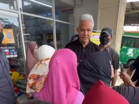 Surrounded by Moms, Ganjar Pranowo Treats Chocolate to Children: 'I'll Give It to You If You Wear Mr. Prabowo's Shirt'