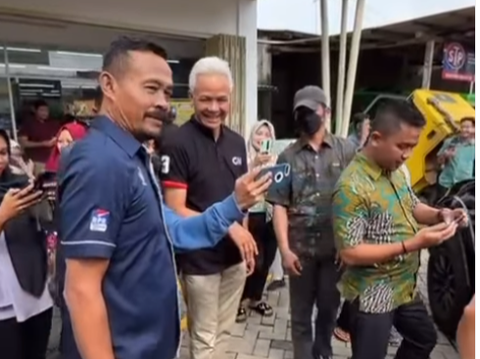 Surrounded by Moms, Ganjar Pranowo Treats Chocolate to Children: 'I'll Give It to You If You Wear Mr. Prabowo's Shirt'
