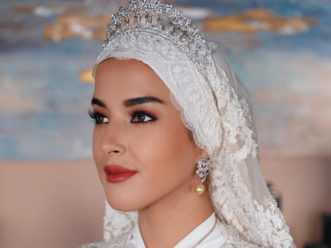 10 Potret Tasya Farasya Recreate Dandanan Anisha Rosnah Istri Pangeran Brunei Abdul Mateen saat Hari Pernikahan, Mirip Banget!