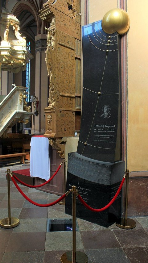 Ini adalah nisan makam Copernicus yang dipenuhi ukiran tata surya.