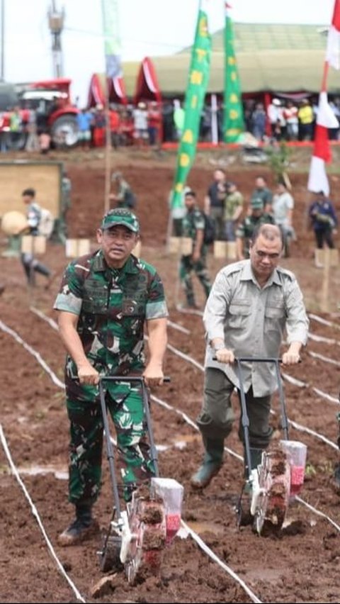 Berseragam Lengkap, Potret Kasad Jenderal Maruli Simanjuntak Terjun Langsung Bajak Tanah yang Tak Produktif