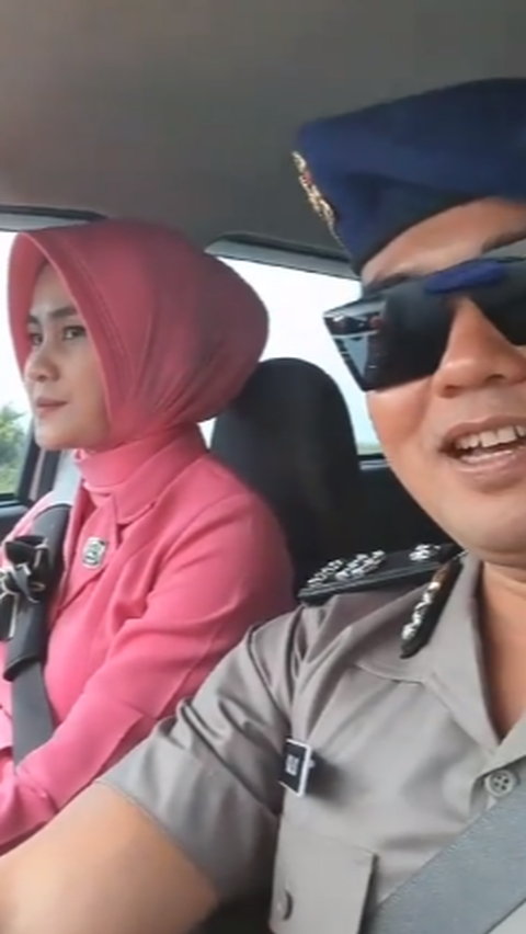 Disopiri Sang Istri, Sikap Polisi ini di Dalam Mobil Ramai Jadi Sorotan