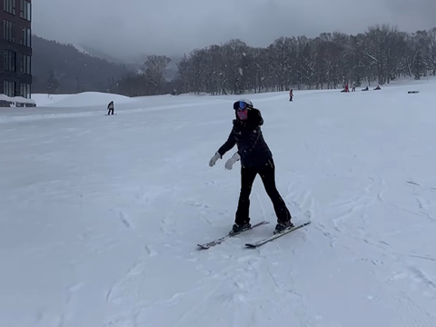 10 Gaya Aura Kasih saat Belajar Main Ski, Penampilannya Malah Bikin Salfok