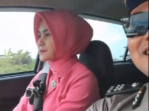 Disopiri Sang Istri, Sikap Polisi ini di Dalam Mobil Ramai Jadi Sorotan