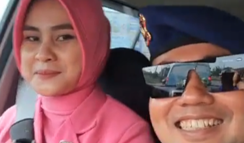 Kepiawaian sang istri di balik kemudi terus mendapat pujian dari si polisi. Baginya, kemampuan sang istri begitu membantu dirinya saat tengah merasa lelah usai bertugas.