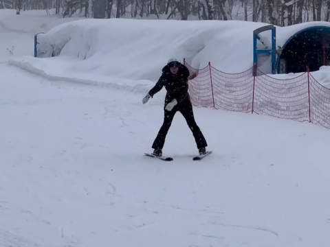 10 Gaya Aura Kasih saat Belajar Main Ski, Penampilannya Malah Bikin Salfok