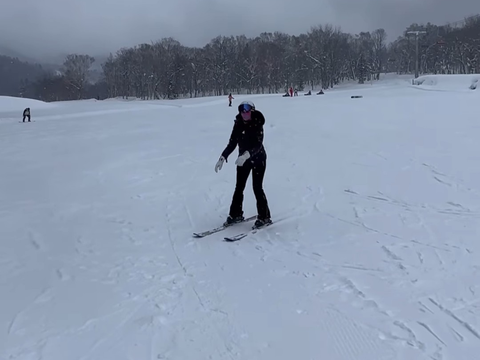 10 Gaya Aura Kasih saat Belajar Main Ski, Penampilannya Malah Bikin Salfok