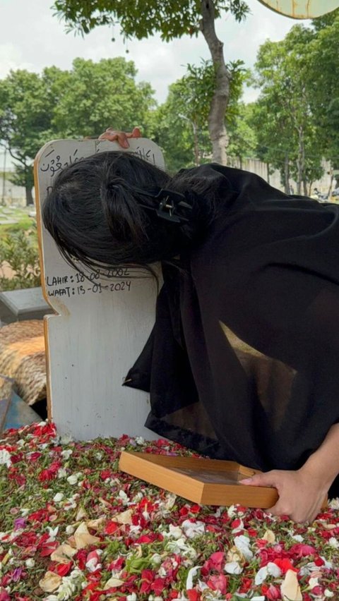 Foto-foto Putri Dede Yusuf Menangis di Makam Kekasih Sambil Memeluk Pusaranya<br>