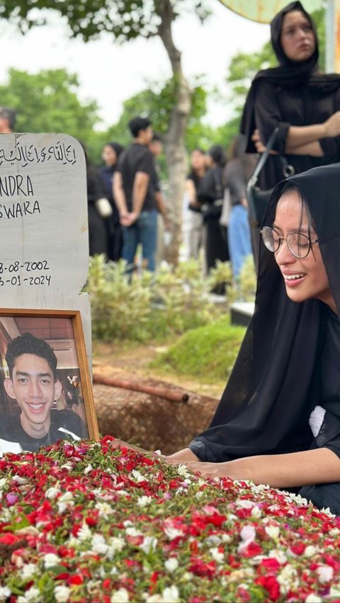 Kaneishia Yusuf Menangis di Makam sang Kekasih<br>