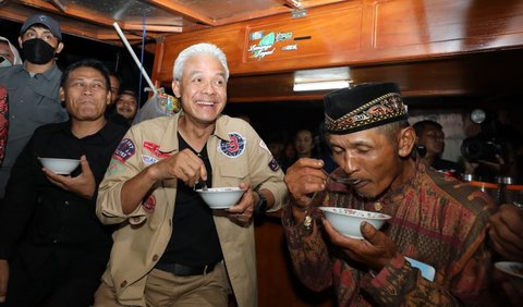 Setibanya di rumah Sardi, Ganjar duduk lesehan di tikar.<br>