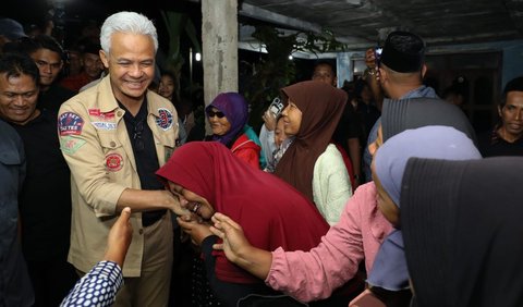 Ganjar tidur di kasur usang miliknya, dan terlihat sangat bahagia.<br>