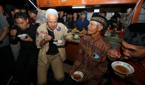 Sambil makan durian dan minum teh, Ganjar mendengarkan segala curhatan warga Desa Kauman.<br>