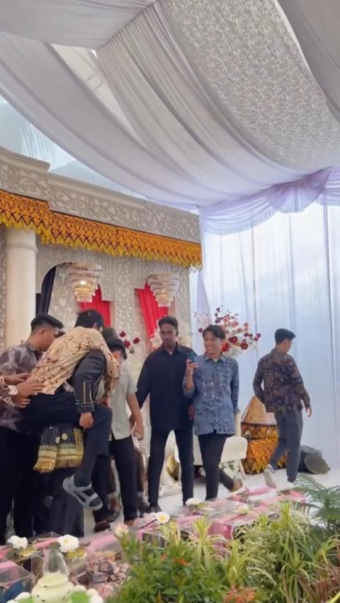 <b>Momen Pengantin Pria Gendong Sahabat yang Tak Bisa Jalan saat Hadiri Nikahannya, Senang Sekaligus Haru</b><br>