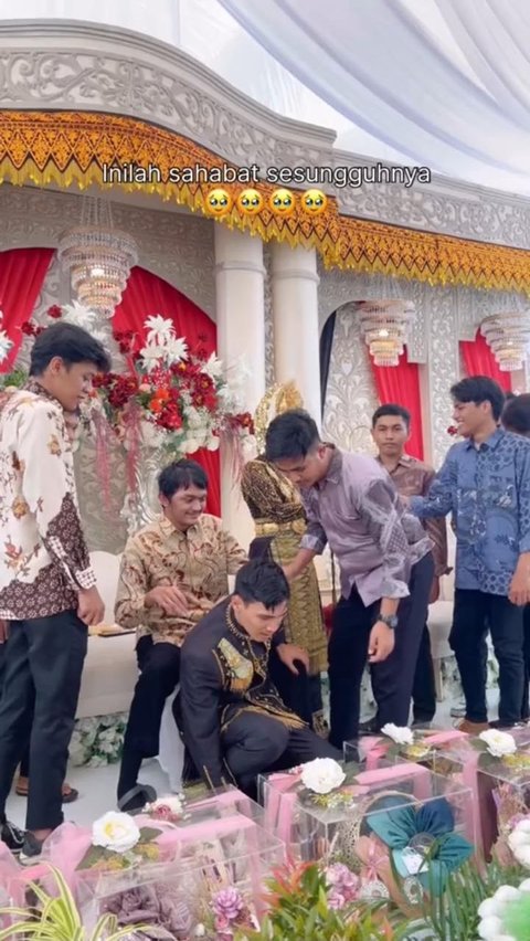 Momen Pengantin Pria Gendong Sahabat yang Tak Bisa Jalan saat Hadiri Nikahannya, Senang Sekaligus Haru