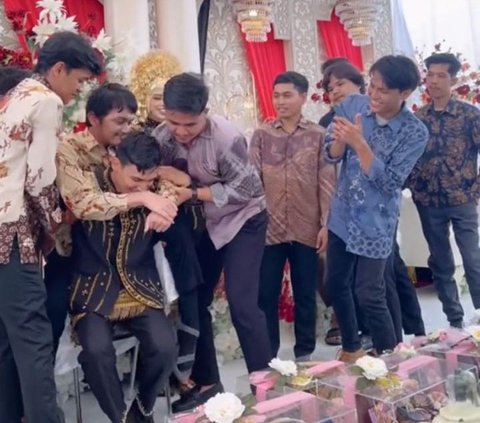 Momen Pengantin Pria Gendong Sahabat yang Tak Bisa Jalan saat Hadiri Nikahannya, Senang Sekaligus Haru