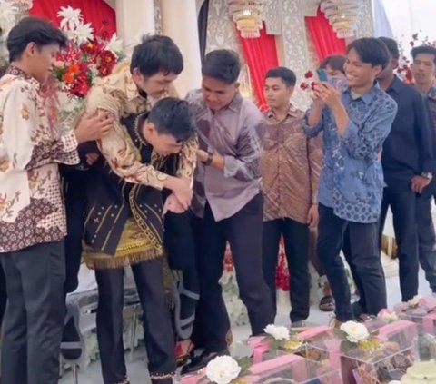 Momen Pengantin Pria Gendong Sahabat yang Tak Bisa Jalan saat Hadiri Nikahannya, Senang Sekaligus Haru