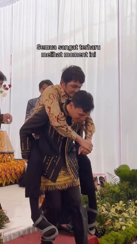 Momen ini pun sukses membuat semua orang yang hadir ikut terharu.