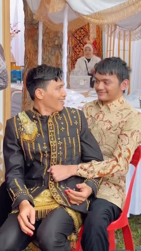 Momen Pengantin Pria Gendong Sahabat yang Tak Bisa Jalan saat Hadiri Nikahannya, Senang Sekaligus Haru