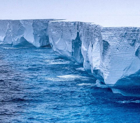 FOTO: Penampakan Gunung Es Terbesar Dunia Terombang-ambing di Lautan Antartika, Luasnya 3 Kali Kota New York