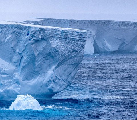 FOTO: Penampakan Gunung Es Terbesar Dunia Terombang-ambing di Lautan Antartika, Luasnya 3 Kali Kota New York